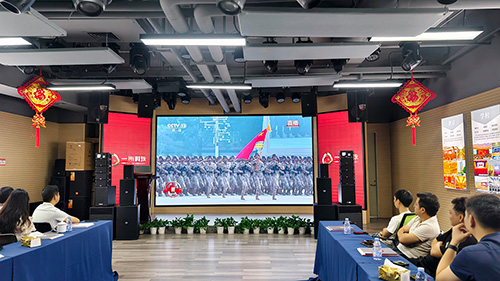 <b>一禾科技员工齐聚多功能演示厅，共睹九三阅兵盛况！</b>
